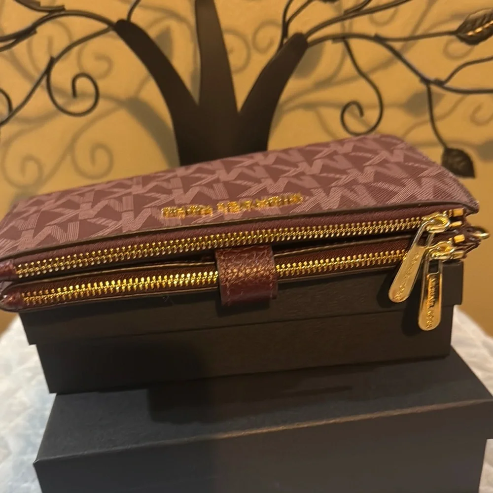 Michael Kors Burgundy Designer Women's Wallet/Wrislet In Great Condition - Picture 3 of 13